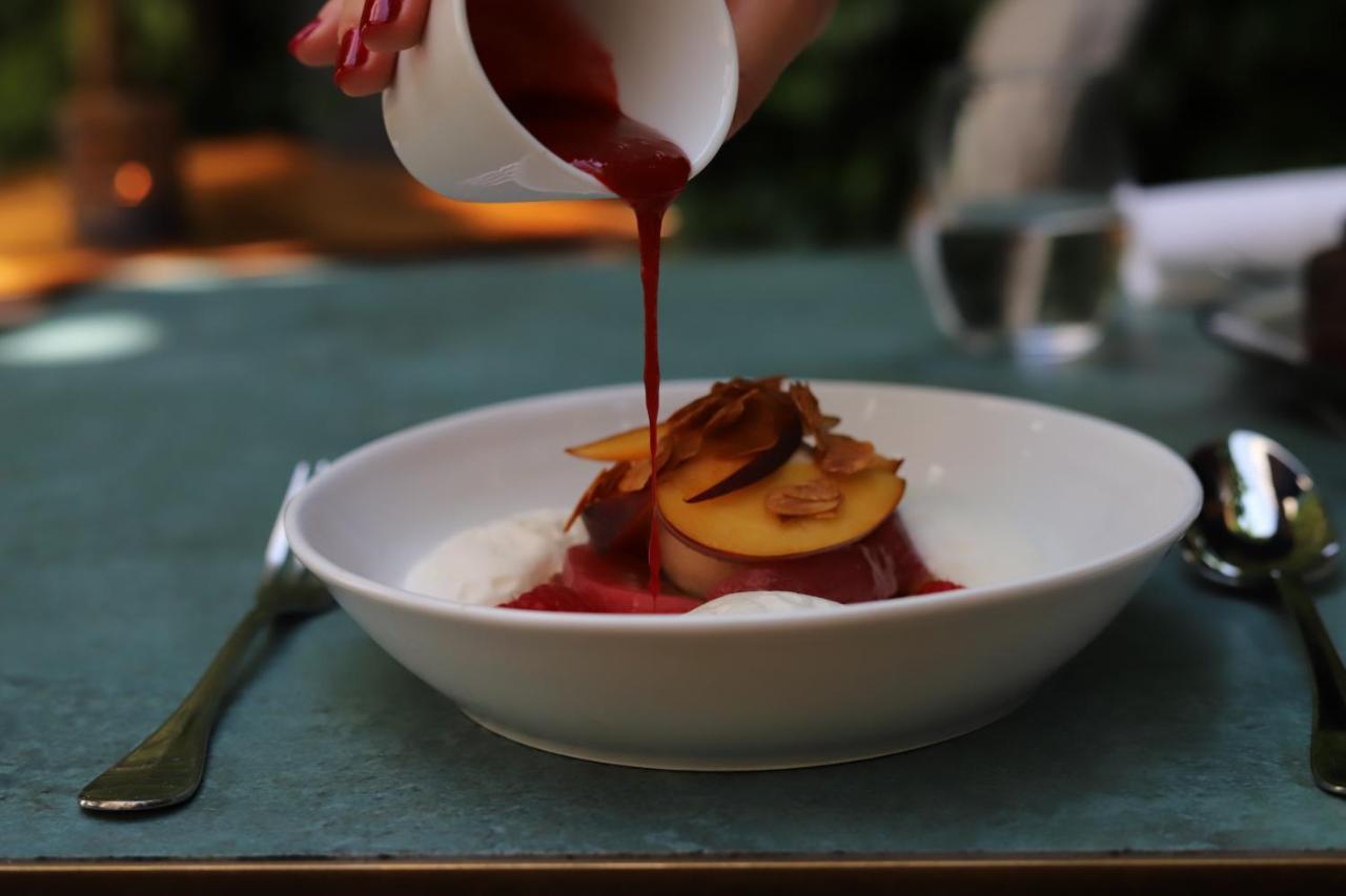 Maison Breguet Párizs Kültér fotó A dessert being drizzled with a sauce