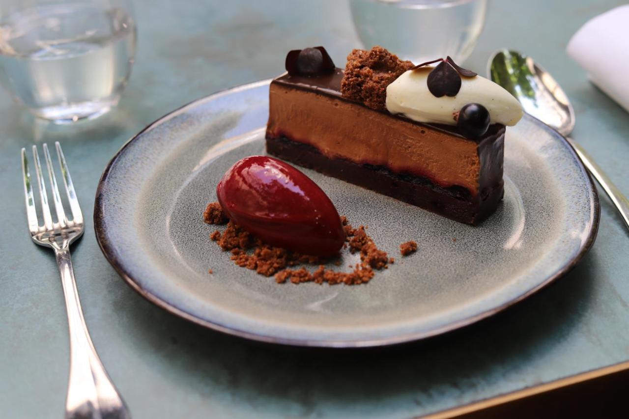 Maison Breguet Párizs Kültér fotó A chocolate dessert