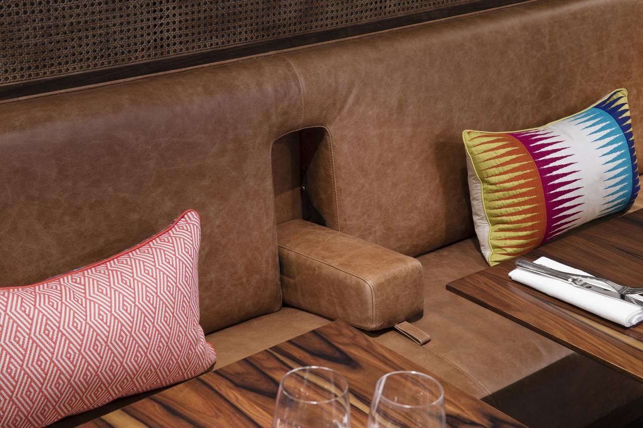 Maison Breguet Párizs Kültér fotó A leather bench seat